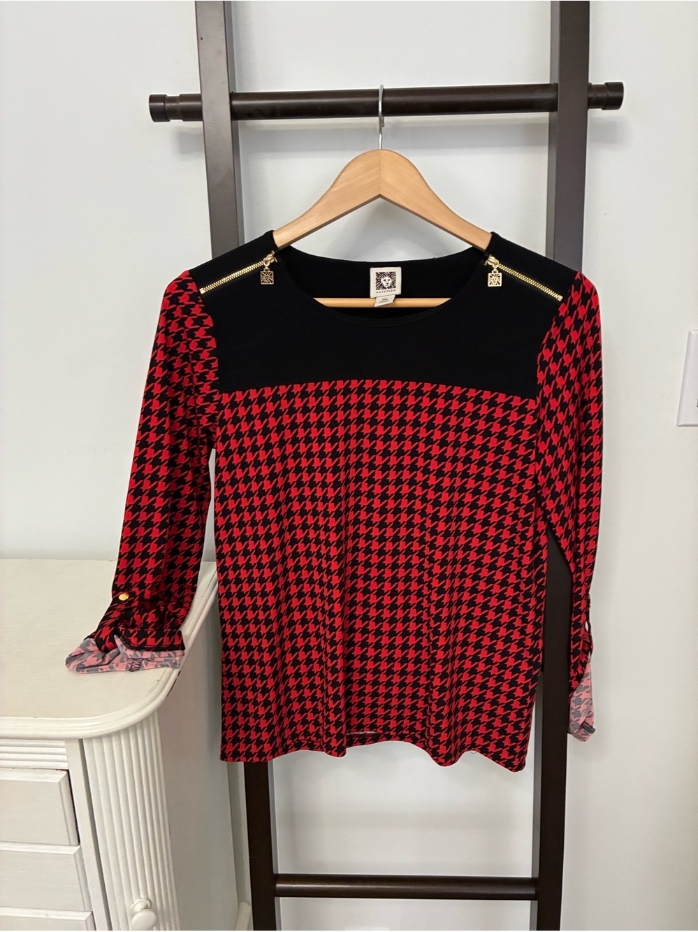 Anne Klein Red and Black Houndstooth Top with Gold Zip Detail. Size M petite
